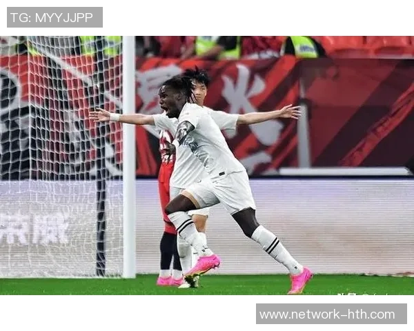 拜仁与佛罗伦萨比赛中的争议判罚引发广泛讨论与热议 拜仁与佛罗伦萨比赛中的争议判罚引发广泛讨论与热议